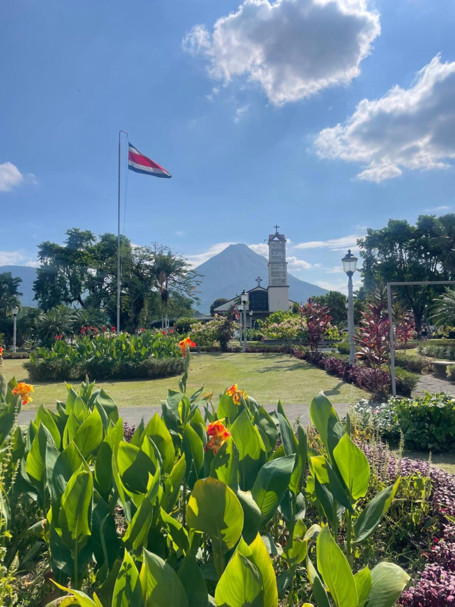 Hotel Tierra De Volcanes La Fortuna Exteriör bild